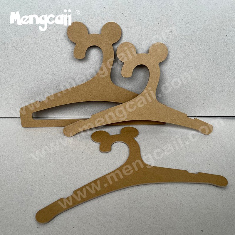 The cartoon Mickey Mouse-shaped cardboard hangers customized from FSC renewable cardboard are recyclable and completely biodegradable, and are suitable for displaying children's clothing and personalized clothes.