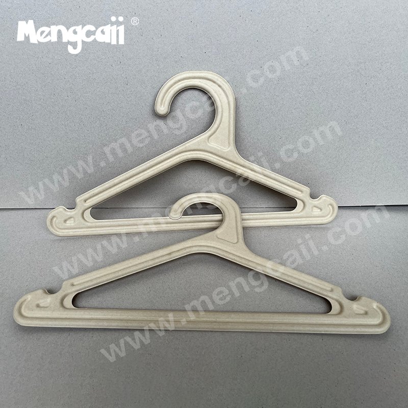 The paper-plastic clothes hanger is made of environmentally friendly and renewable paper pulp. It is 41cm long and can bear a load of about 3kg. It is recyclable and completely degradable. It is suitable for displaying adult clothing tops and pants.