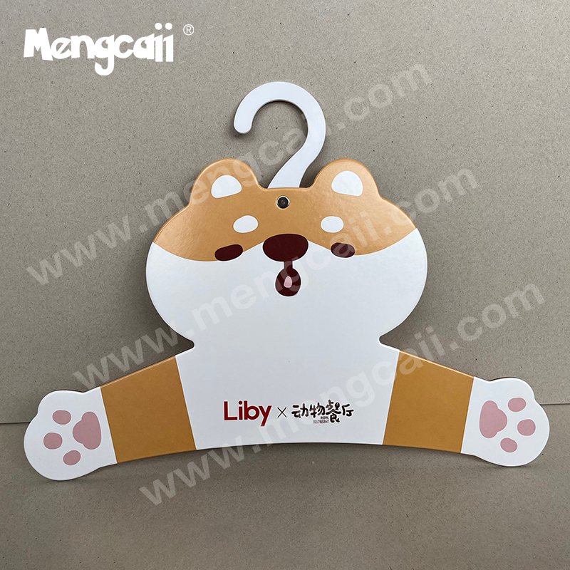 Recyclable cardboard clothes hanger produced for the Liby brand. It is shaped like a dog and is made of environmentally friendly, renewable and degradable cardboard. The hook is rotatable and is used for terminal advertising display of clothing in supermarkets.