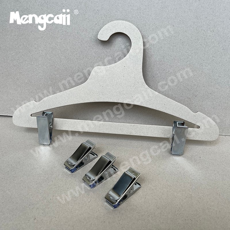 The paper trouser clip consists of a single hardware clip and a cardboard hanger. The size can be adjusted according to the size of the pants. The clip and hanger can be separated, and the clamping force can reach about 4kg.
