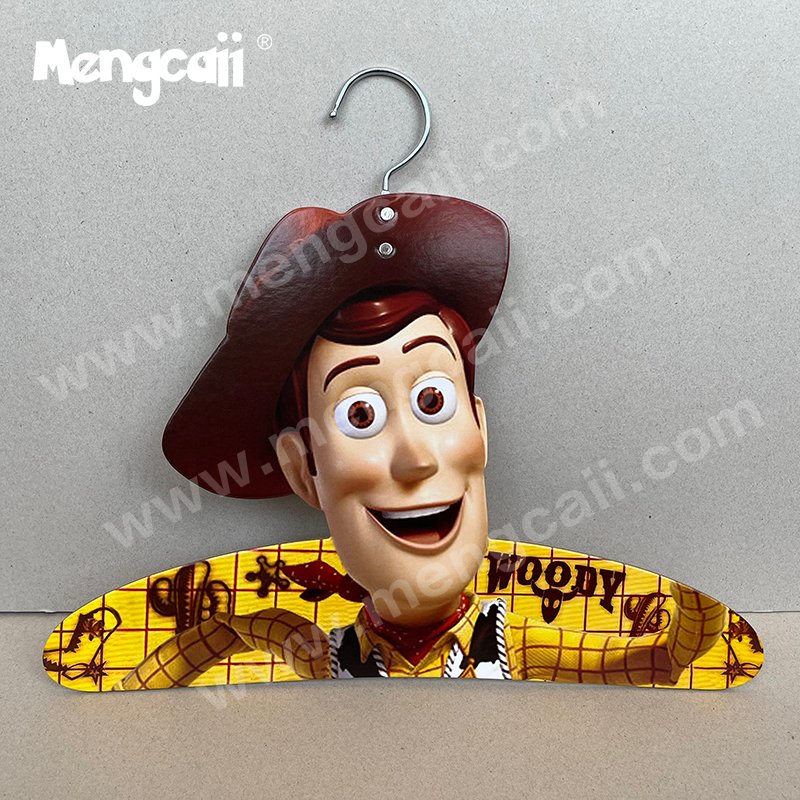 A cardboard clothes hanger made from recycled cardboard material and customized with the character Woody from Toy Story. The product is recyclable, degradable, and has a unique personalized clothing display effect.