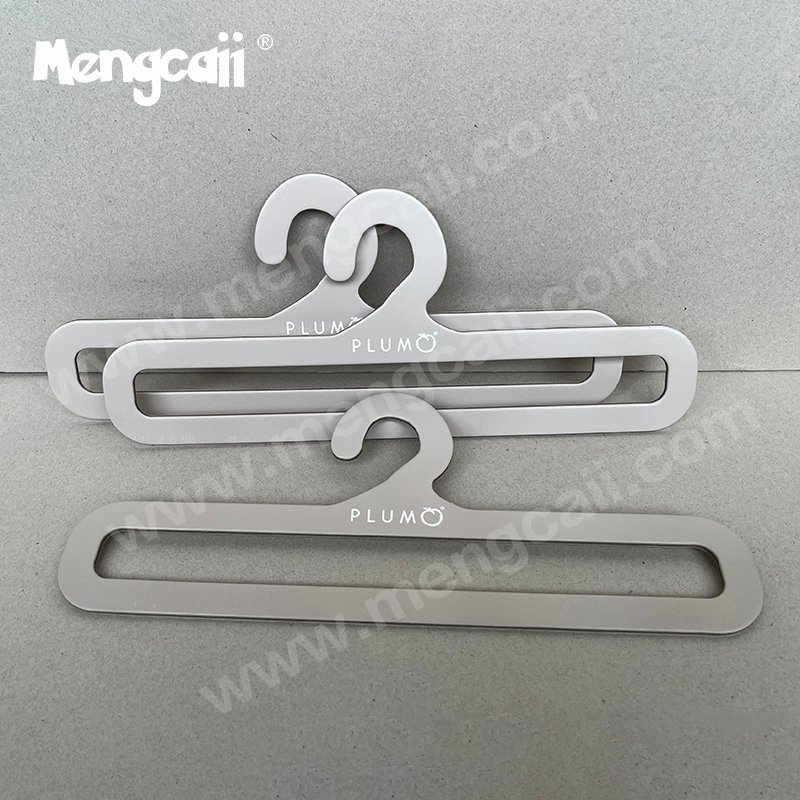 Baby clothing cardboard hangers cooperating with the PLUM brand are made of high-hardness renewable cardboard and can be used to package baby clothing hooks. The product is recyclable and eco-friendly.