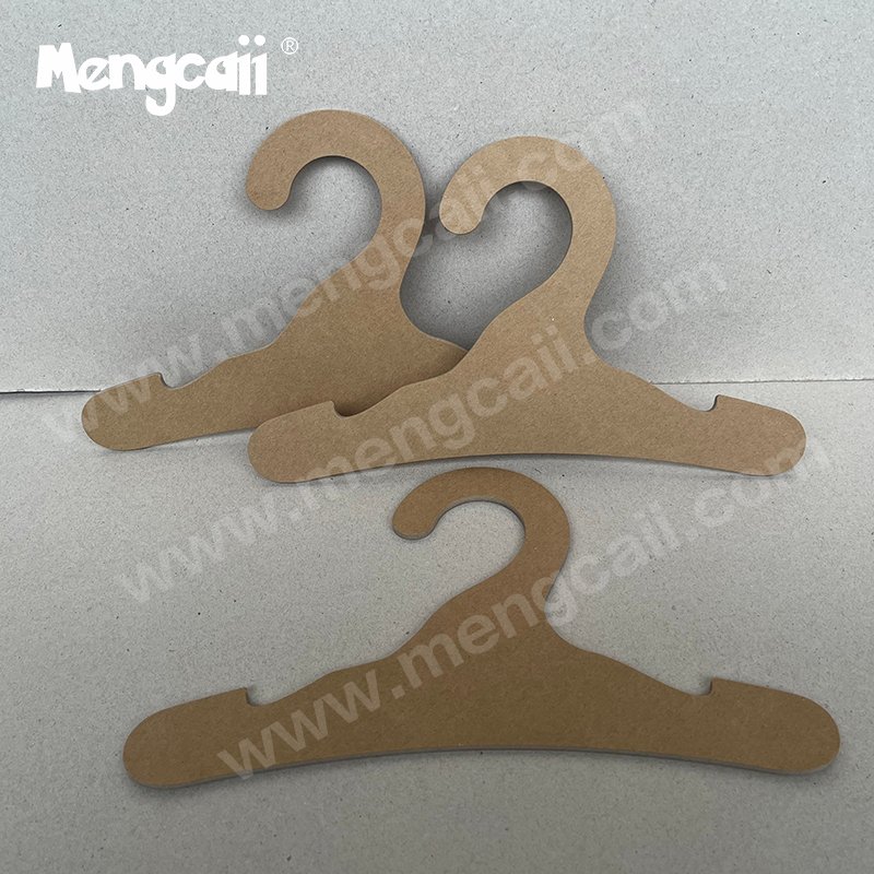 Children's cardboard hangers designed by Mengcaii are made of high-hardness FSC renewable kraft paperboard. They are eco-friendly, recyclable and user-friendly. They can display various children's clothing and design and customize them according to size.