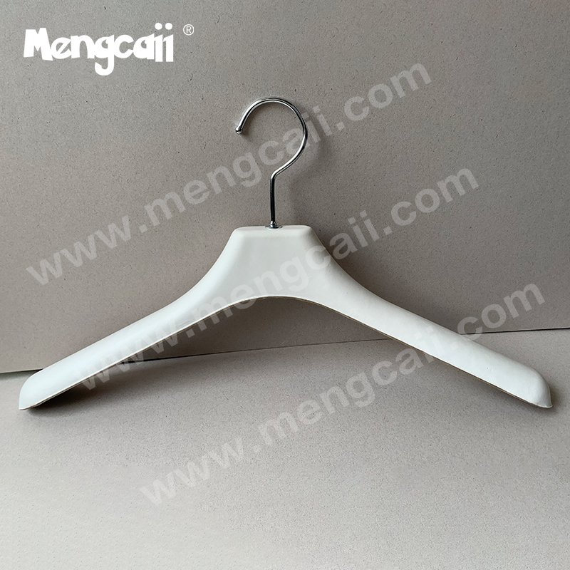 Why do many well-known brands choose environmentally friendly paper hangers?