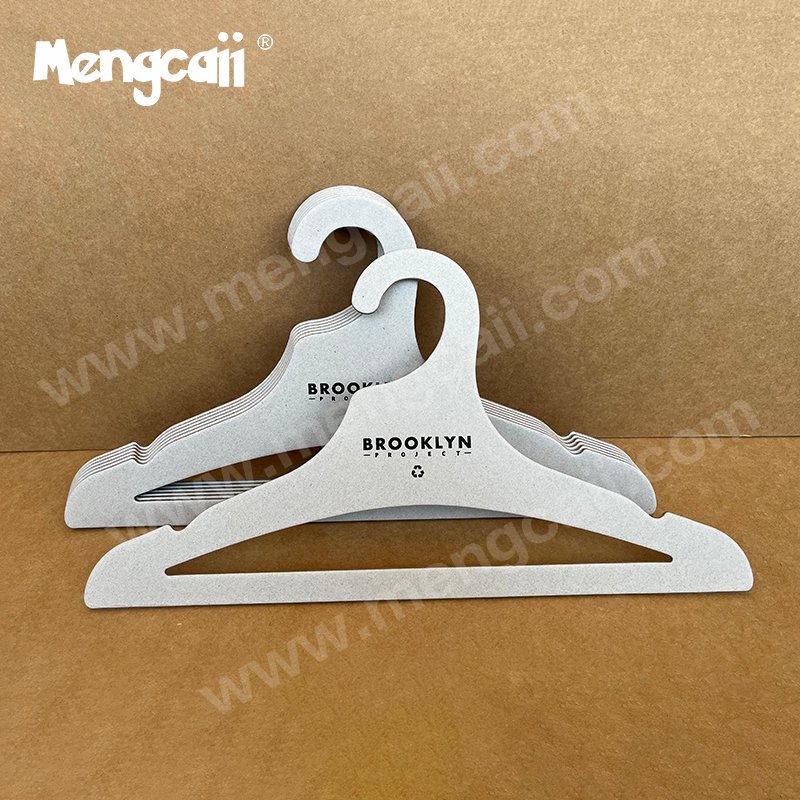 Eco-friendly paper hangers are made of renewable FSC cardboard, which is recyclable, degradable and eco-friendly. The 3mm high-hardness cardboard is suitable for adult clothing display in clothing stores.